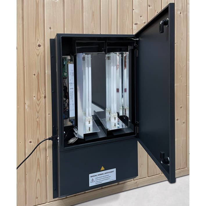 Der EOS UV-Clean reinigt die Zuluft der Sauna von verschiedensten infektiösen Belastungen ( z. B. Viren, Keimen und Bakterien, sowie anderen Aerosolen). Die Außenluft über integrierte Ventilatoren angesaugt und mittels des hochwirksamen UV-C Lichtes gereinigt, bevor die Luft in die Kabine strömt.