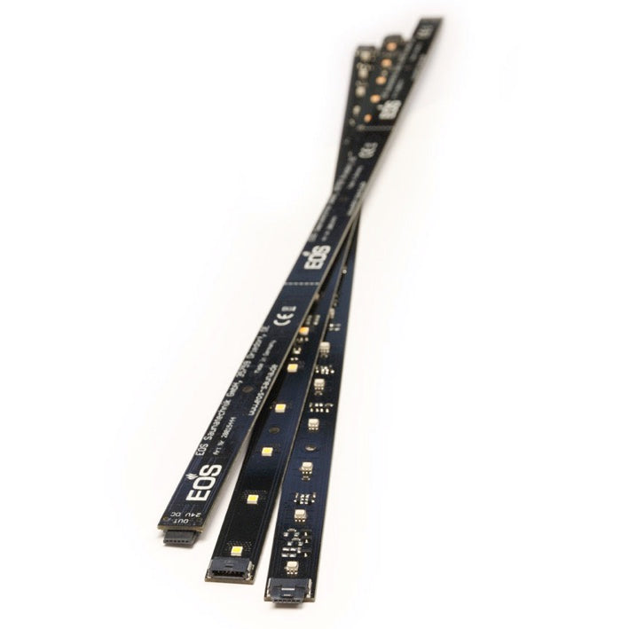LED RGB- Streifen mit 6-poligen Steckverbinder an beiden Enden. Neue, innovative LED Lichtstreifen mit 6-Pin Stecker beidseitig, dadurch ist eine einfache Verlängerung möglich. Dank Befestigungslöcher sehr einfach an jeder Oberfläche zu montieren. Sehr kräftige, leuchtstarke Farbwiedergabe. Drei Primärfarben, Mischfarben. Für Sauna mit Feuchtebetrieb nicht geeignet (siehe LED Lichtstreifen für Dampfbad) Spannung 24 V DC, Nennleistung 3,6 - 4 W. Größe LBH 495 x 15 x 5 mm.