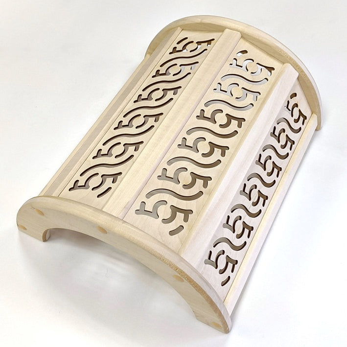 Lampenschirm aus Lindenholz für die Sauna. Holzblendschirm aus massiv Lindenholz Großer abgerundeter Blendschirm zur Abdeckung der Saunaleuchten. Größe: HxBxT 340 x 290 x 110 mm