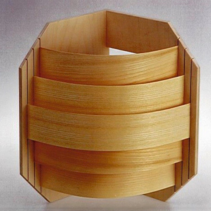 Saunalicht Abdeckschirm aus Sperrholz für die Eckmontage Für die Eckmontage zur Abdeckung der Saunaleuchten. Größe: HxBxT: 340 x 230 x 230 mm Verpackung: 1 Stk./Karton