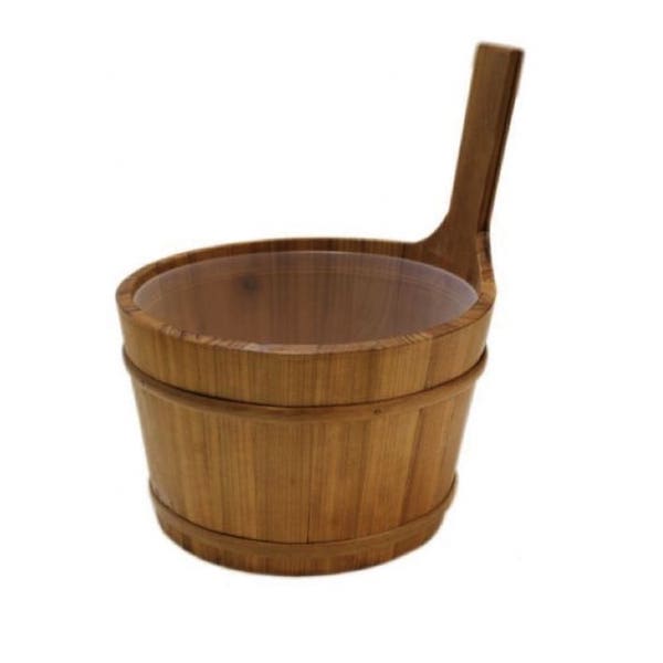 klassicher Saunakübel aus dunklem Holz.