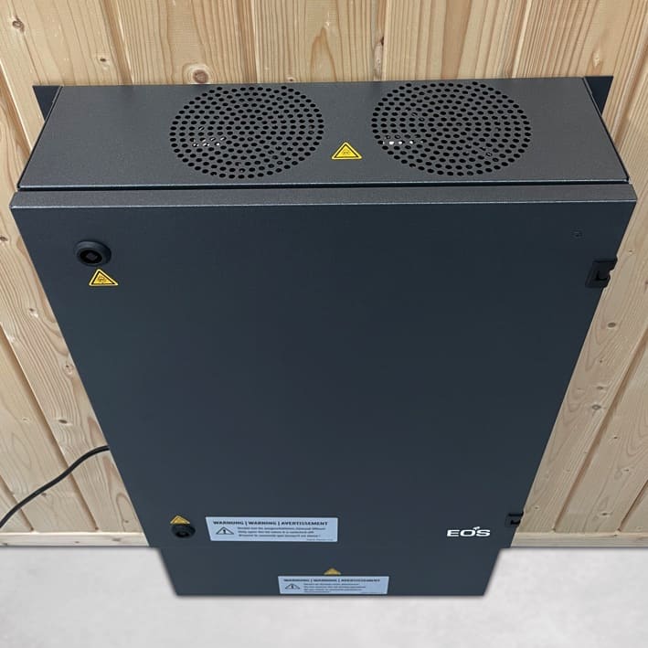 Der EOS UV-Clean reinigt die Zuluft der Sauna von verschiedensten infektiösen Belastungen ( z. B. Viren, Keimen und Bakterien, sowie anderen Aerosolen).  Die Außenluft über integrierte Ventilatoren angesaugt und mittels des hochwirksamen UV-C Lichtes gereinigt, bevor die Luft in die Kabine strömt. 