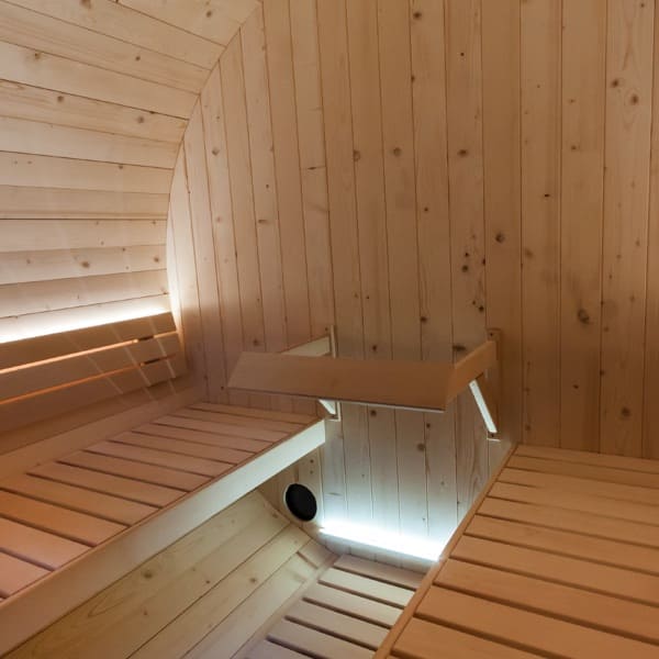 Hochwertiges Saunafass Kuusi von sentiotec in drei verschiedenen Größen und Varianten. De Rückseite kann ohne Fenster, mit kleinem oder mit großem Fenster gewählt werden.